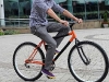 kevin scott e la sua bici pieghevole