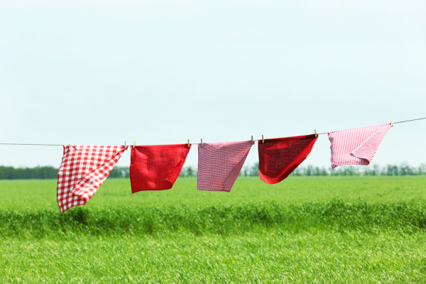 Come eliminare le macchie di erba dai vestiti