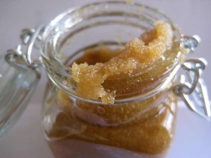 Il panela si può utilizzare per realizzare dlele maschere ristrutturanti per il viso, poiché la sua consistenza è granulosa ma delicata