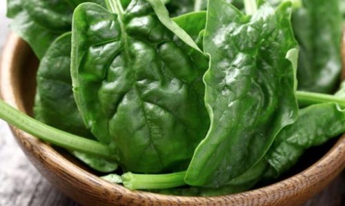 Acido ossalico: è presente in verdure a foglia verde, come spinaci o bietole.
