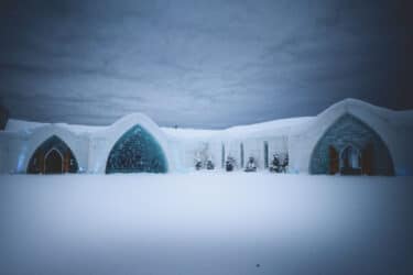 Hotel de Glace, un’architettura scintillante di sculture ghiacciate in Quebec