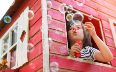 Una casetta ecosostenibile in legno per i giochi dei bambini