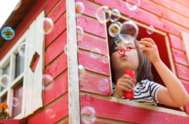 Una casetta ecosostenibile in legno per i giochi dei bambini