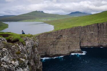 Un “infinity lake”: il lago Sørvágsvatn nelle Isole Fær Øer