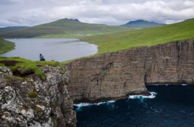 Un “infinity lake”: il lago Sørvágsvatn nelle Isole Fær Øer
