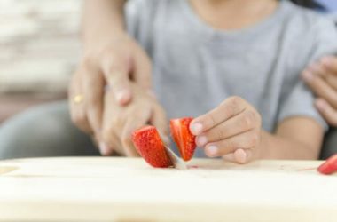 I segreti per sbiancare i denti con metodi naturali: quali sistemi (e alimenti) funzionano e quali no