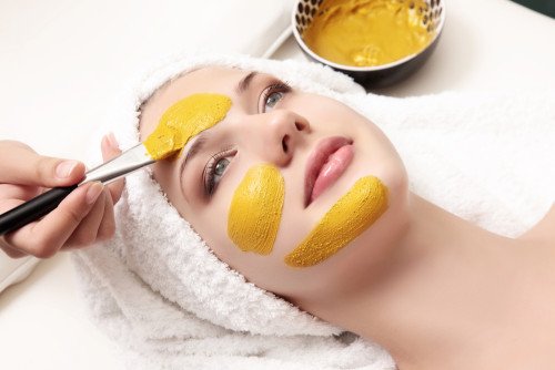 Come fare una maschera nutriente per il viso al tuorlo e limone