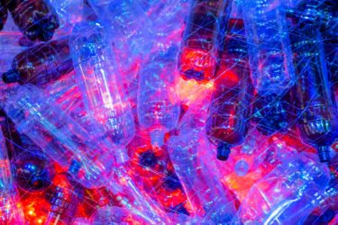 Un magico labirinto ottenuto dalle bottiglie di plastica