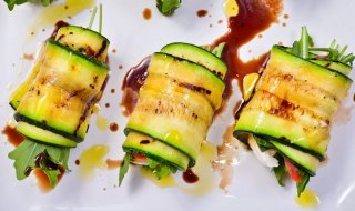 Recettes de rouleaux végétariens Recettes de rouleaux végétariens: courgettes, menthe et tofu