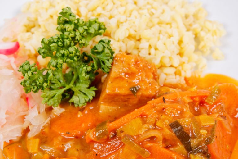 Gulasch di seitan, la ricetta facile e veloce della variante vegan del