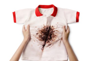 Come pulire le macchie di cioccolato dai vestiti