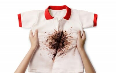 Come pulire le macchie di cioccolato dai vestiti