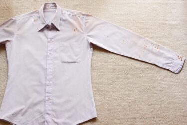 Consigli e trucchi per eliminare le macchie di colla dai vestiti, tra le macchie più difficili