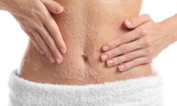 Tutto quello che c’è da sapere sullo scrub: benefici per la pelle, come farlo a casa con ingredienti naturali, differenze con il peeling…