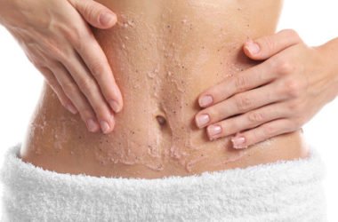Tutto quello che c’è da sapere sullo scrub: benefici per la pelle, come farlo a casa con ingredienti naturali, differenze con il peeling…