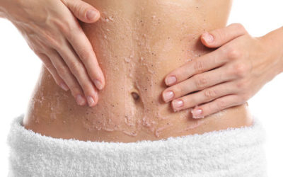 Tutto quello che c’è da sapere sullo scrub: benefici per la pelle, come farlo a casa con ingredienti naturali, differenze con il peeling…