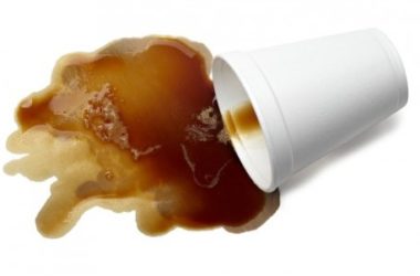 Impariamo a pulire le macchie di caffè con tanti rimedi pratici e naturali per i vostri capi