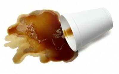 Impariamo a pulire le macchie di caffè con tanti rimedi pratici e naturali per i vostri capi