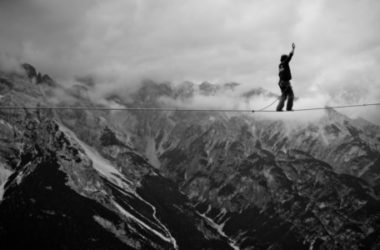 Eco-turismo: il festival del funambolo sul Monte Piana tra amache sospese e parapendio