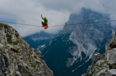 Eco-turismo: il festival del funambolo sul Monte Piana tra amache sospese e parapendio