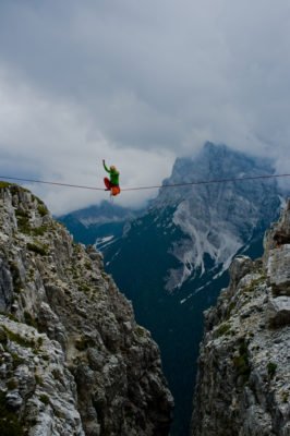 Eco-turismo: il festival del funambolo sul Monte Piana tra amache sospese e parapendio