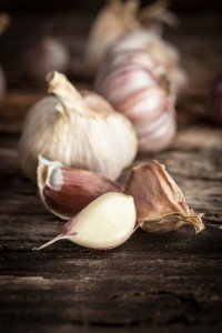 Mangiare aglio crudo: proprietà e benefici