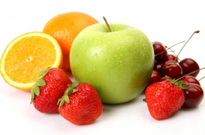 Ecco i cibi per abbassare il colesterolo: fragole, arance e mele