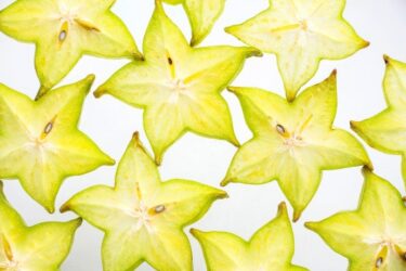 Scopriamo la Carambola: un frutto esotico buono da mangiare e non solo per decorare