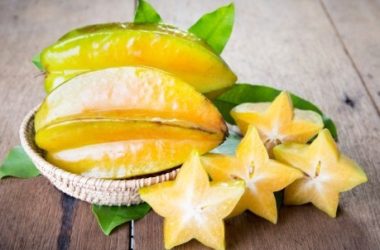 Scopriamo la Carambola: un frutto esotico a forma di stella, buono non solo per decorare
