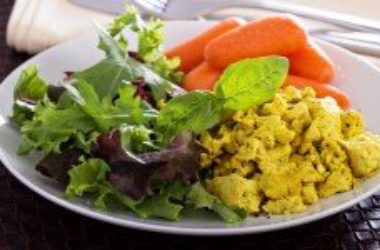 Provate la nostra ricetta del curry di tofu con mela verde, mango e anacardi
