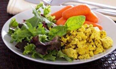 Provate la nostra ricetta del curry di tofu con mela verde, mango e anacardi