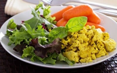 Provate la nostra ricetta del curry di tofu con mela verde, mango e anacardi