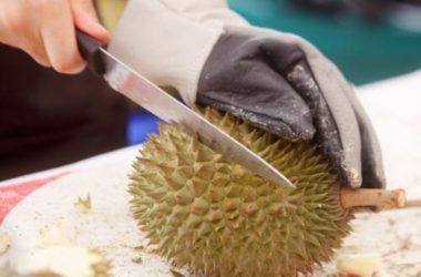 Cos’è il durian e quali sono le sue proprietà? La guida a questo frutto dal sapore (e dall’odore) particolare