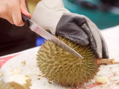 Cos’è il durian e quali sono le sue proprietà? La guida a questo frutto dal sapore (e dall’odore) particolare