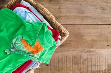 Macchie di resina: come togliere la resina dai vestiti