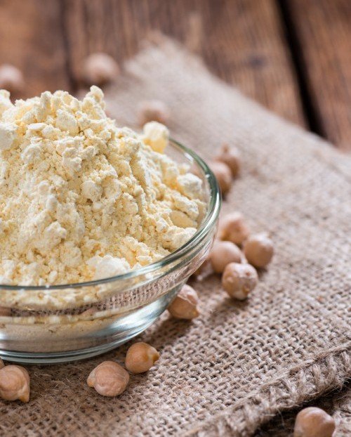 La farina di ceci è ricca di proprietà benefiche e si può usare sia in cucina che per la cura del corpo