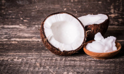 Guida all’olio di cocco, proprietà e utilizzi ma anche critiche e controindicazioni