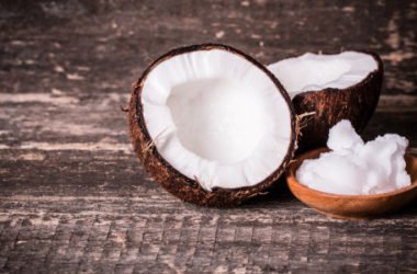 Guida all’olio di cocco, proprietà e utilizzi ma anche critiche e controindicazioni