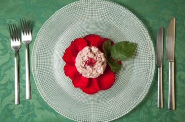 Una ricetta per tutti i nostri sensi: il risotto ai petali di rosa e vino bianco
