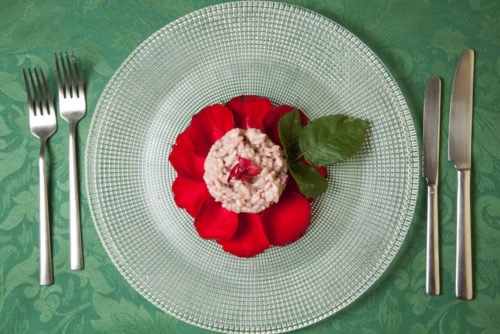 Una ricetta per tutti i nostri sensi: il risotto ai petali di rosa e vino bianco