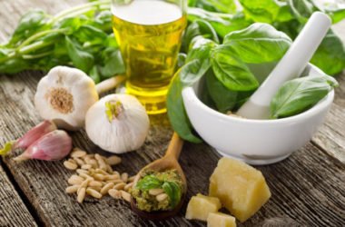 Guida alla preparazione del pesto alla genovese, dagli ingredienti alla scelta della pasta