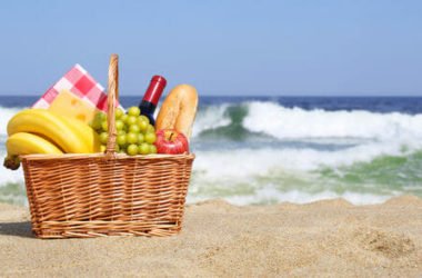 Tutti gli alimenti per proteggere la pelle dal sole e rafforzarla in modo naturale