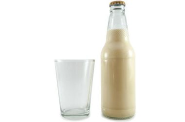 Scopri la ricetta del latte di soia fatto in casa, altro che quello del supermercato!