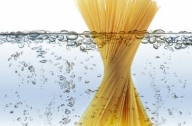 Anche l’acqua di cottura della pasta può essere riutilizzata in tanti modi utili: eccone alcuni