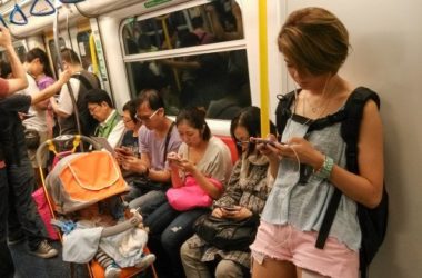 Troppi gadget elettronici, meglio viaggiare con i mezzi pubblici!