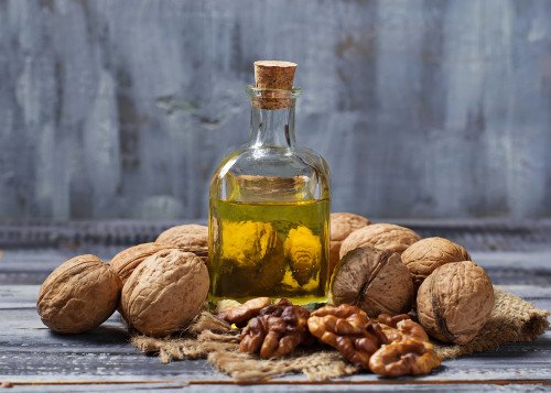 Usi, benefici e proprietà dell’olio di noci
