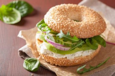 Impariamo a fare i bagel in casa: la guida per preparare le famose ciambelle con i semi di sesamo