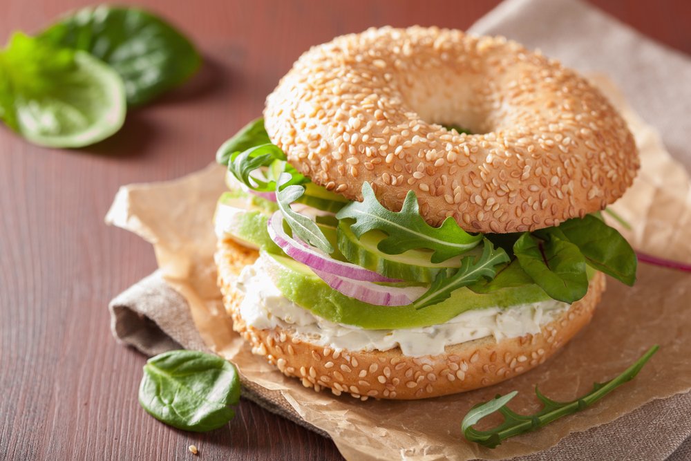 Bagel con avocado