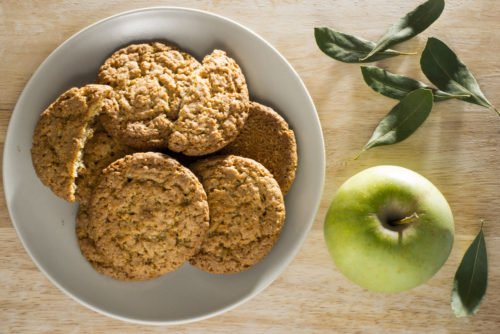 Biscotti morbidi senza uova alle bucce di mela