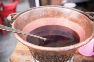Come fare il vin brulè, la bevanda che scalda le serate più fredde